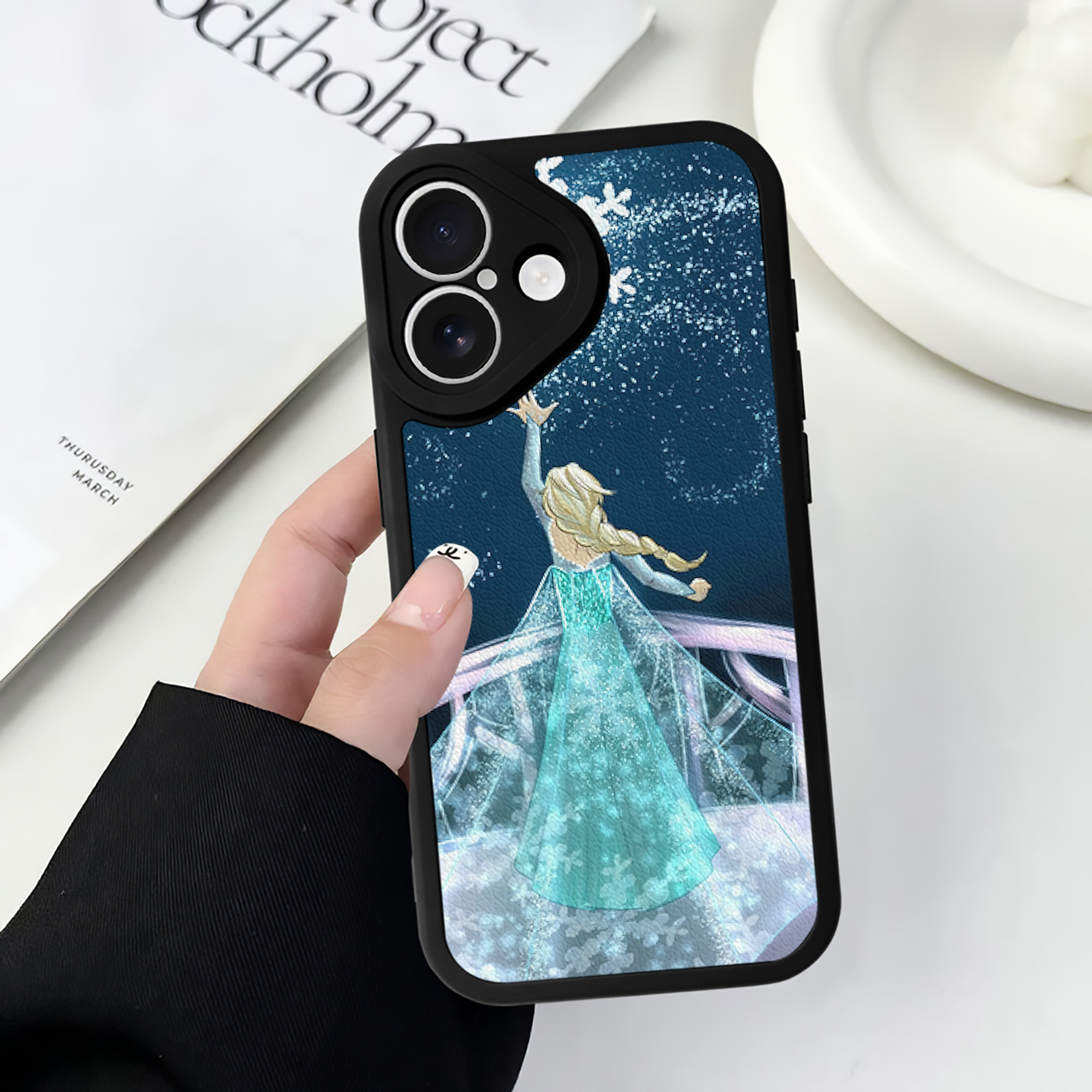 （画像用） アナと雪の女王 アンナ エルサ Frozen Anna Elsa 【iPhone 16シリーズ対応】シリコンスマホケース（レザー調） 材質：シリコン